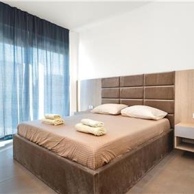 4 Bedroom Villa with Pool near Vodice town, Sibenik Riviera, sleeps 8